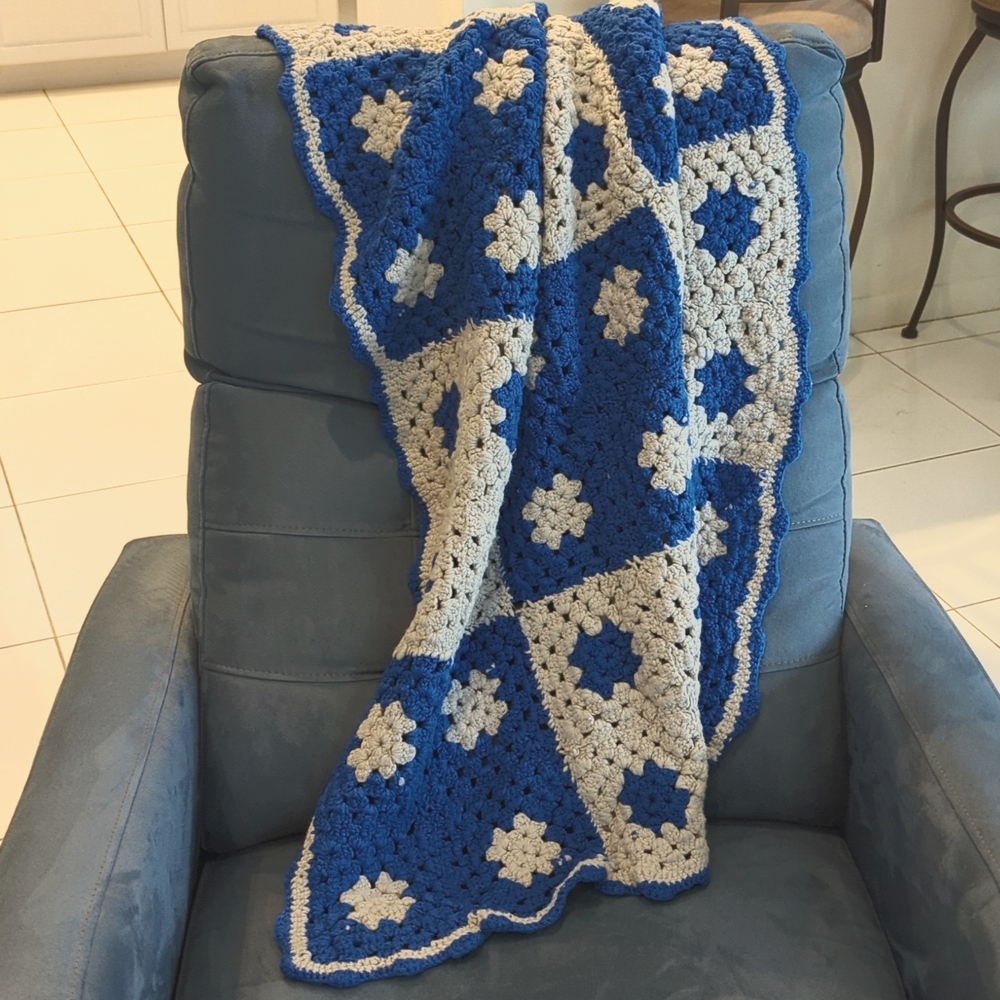 💙60's Handmade Blanket🤍 - Picture 1 of 5
